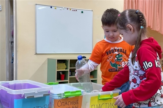 Об экологической безопасности - учимся сортировать мусор.
