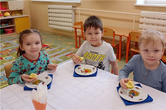 Второй завтрак в детском саду.