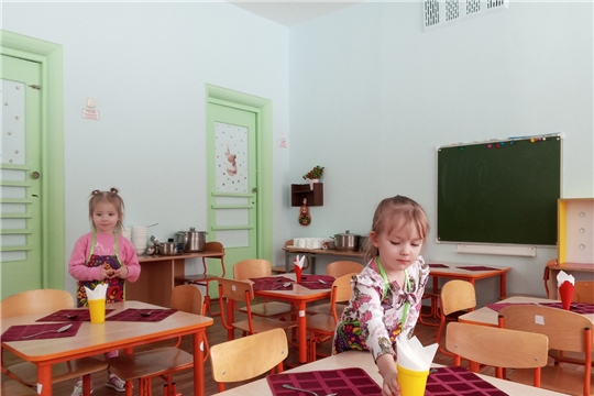 Малыши учатся дежурить