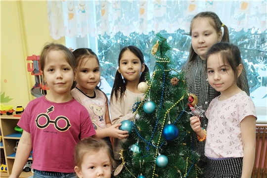 Наряжаем елочку