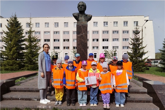 Экскурсия к памятнику народного поэта "П. П. Хузангая"