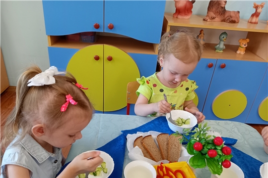 Салат из свежих огурцов