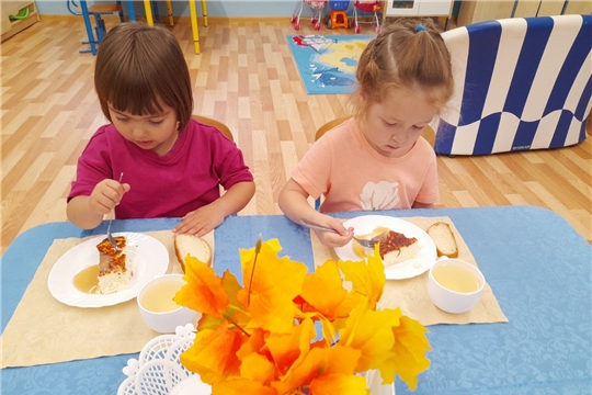 Пудинг творожный со сладким соусом