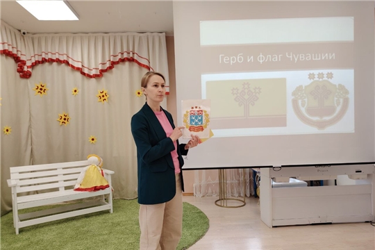 Познавательный час «Мой герб. Мой флаг. Моя Республика» в группе «Ромашки»