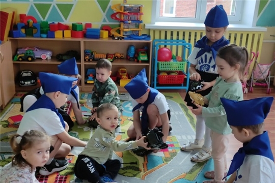 Тимуровцы в гостях у малышей