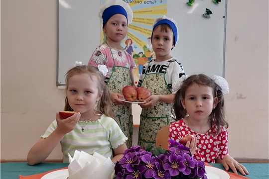 Свежие фрукты в детском саду.