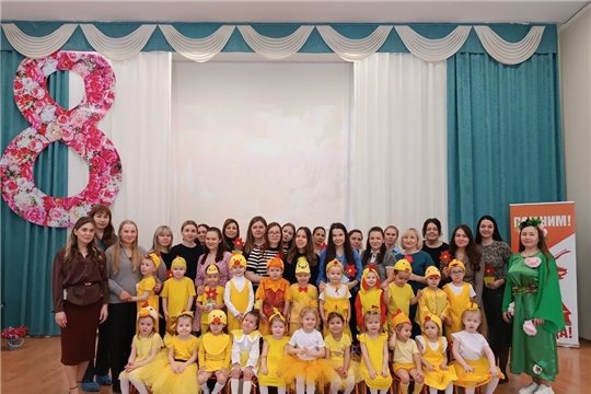 На улице еще лежит снег, а на календаре уже весна!