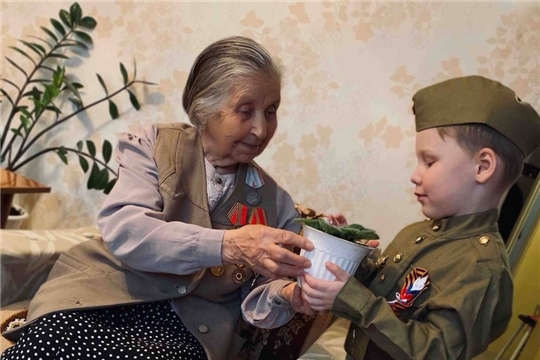 Участие воспитанников в социально- патриотической акции "Цветок ветерану"