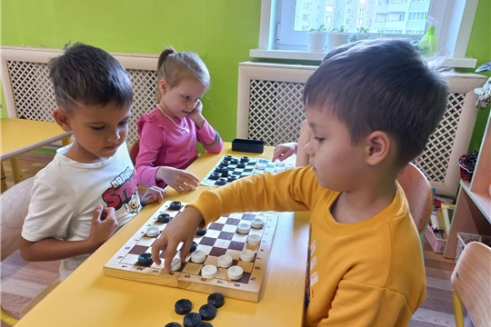 Воспитанники осваивают увлекательную игру в шашки