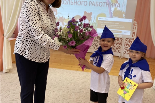 Воспитанники поздравили ветерана педагогического труда с праздником