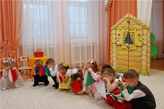 Платочек для танцев - яркий атрибут праздника