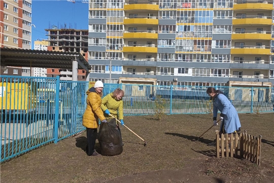 Субботник по уборке территории детского сада