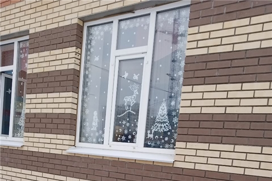 Новый год стучится в окна, и детей с собой зовет