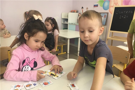 Назовет учитель нам Буквы все по именам