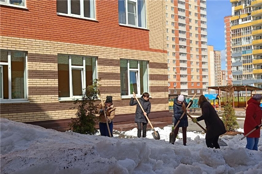 В детском саду проходят экологические мероприятия по ворошению снега