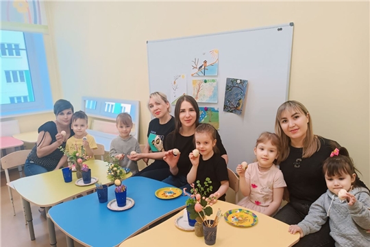Мастер-класс с родителями воспитанников по украшению пасхальных яиц в технике декупаж