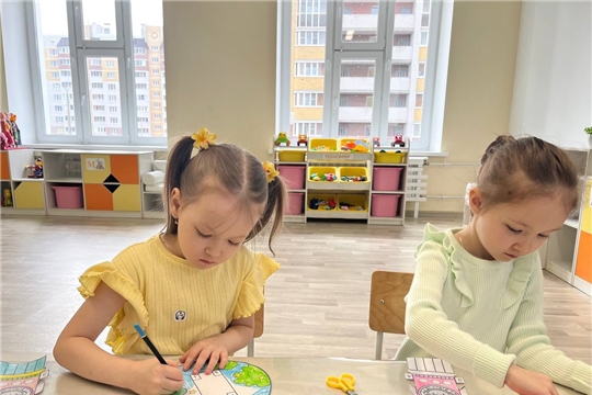 Аппликация на тему "Ракета летит в космос"