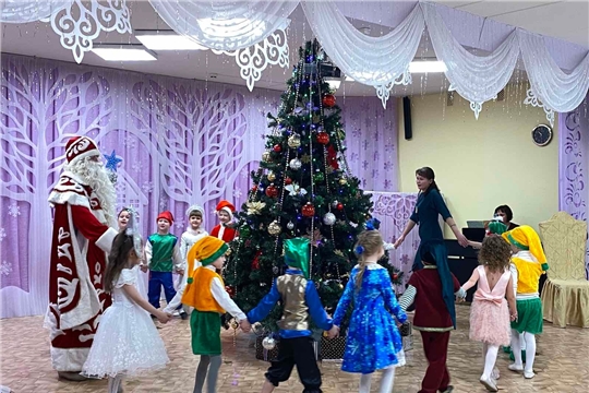 В старшей группе "Колокольчики" весело прошёл новогодний утренник