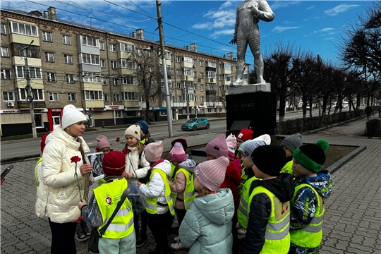  экскурсия к памятнику первого космонавта Ю. А. Гагарина, а так же А. Г. Николаева.