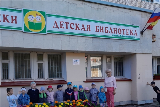 А я шагаю по дороге....