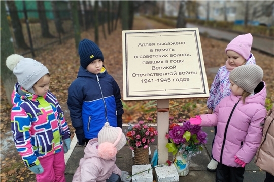 Возложение цветов к мемориальной доске на аллее Памяти.