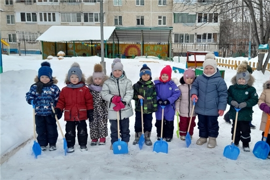 Трудовая деятельность детей на зимней прогулке в детском саду.