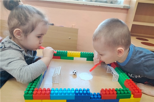 Игры в настольный футбол.
