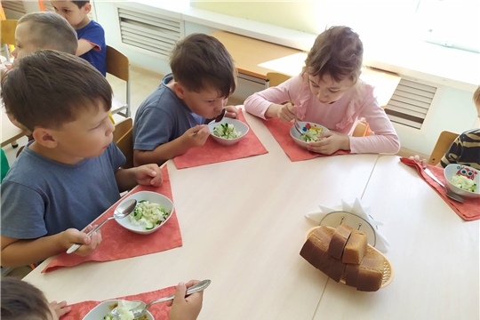 Салат из свежей капусты и огурцов