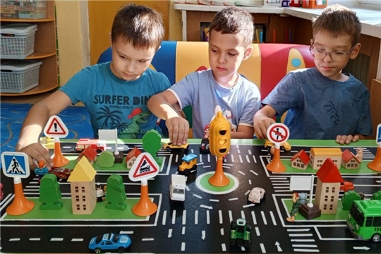Дошколята закрепляют знание ПДД