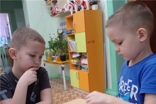 Воспитанники ДОУ очень любят играть в шашки