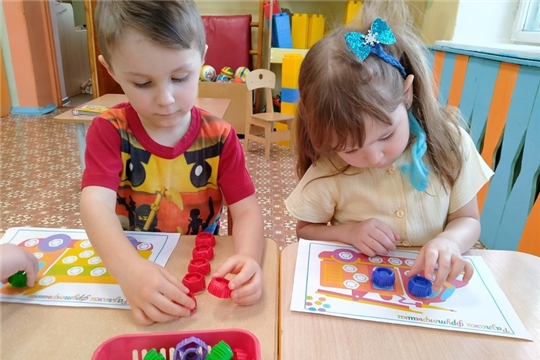 Наши малыши очень любят играть с фрутокрышечками