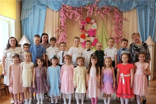 🌷Воспитанники выпускной группы поздравляют своих мам и бабушек 