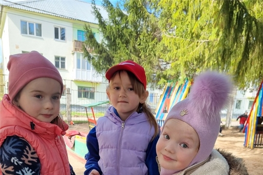 Воспитатели и дети активно трудятся, облагораживают территорию сада