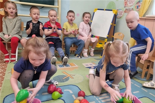🍇🥕Ребята средней группы закрепляют представления о фруктах и овощах в форме игры