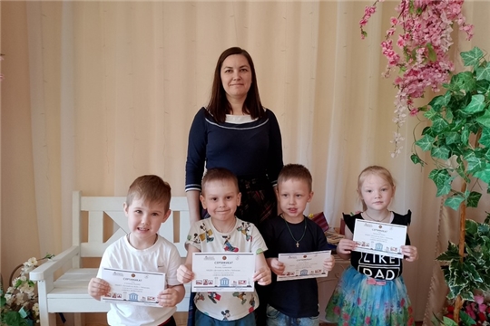 Воспитанники старшей и средней групп прослушали первый курс "Азбуки живописи" 