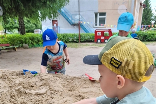 Одно из любимых занятий детей на прогулке — это игры в песочнице