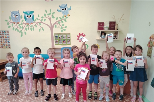 В детских ручках — маленький флажок