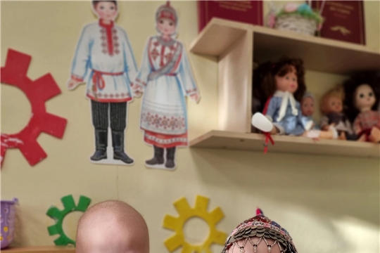 В рамках проекта "Родной язык - язык матери" с воспитанниками обсудили чувашскую национальную одежду