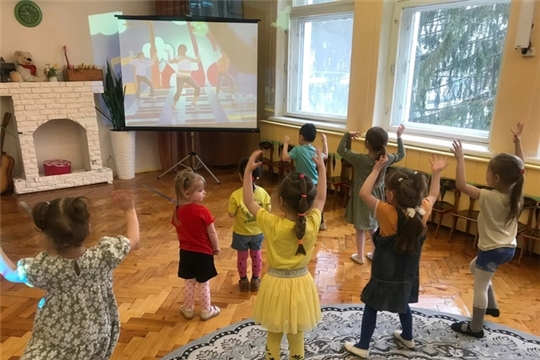 Ребята любят повторять танцевальные движения
