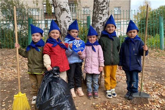 Юные тимуровцы детских садов столицы участвуют в благоустройстве территорий.