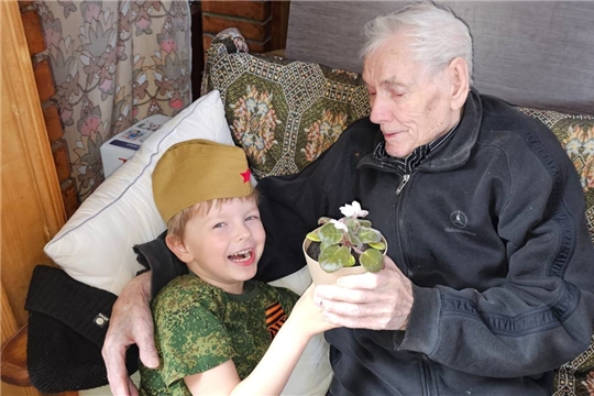 Наши воспитанники участники социально - патриотической акции "Цветок ветерану"