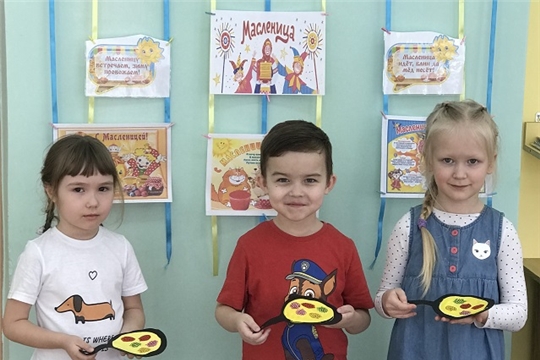 Рукодельники "пекут" блины на Масленицу 