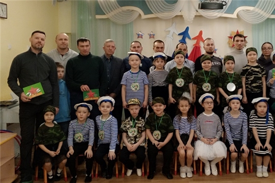 Защитников Родины славим