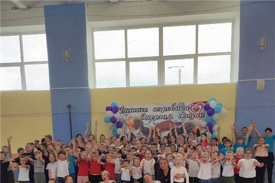 Cпортивный праздник "Зарядка Я, Ты, Он, Она-вместе спортивная страна! "