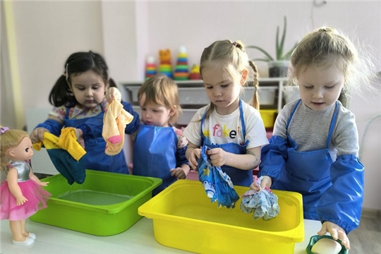 Постираем кукле платье.