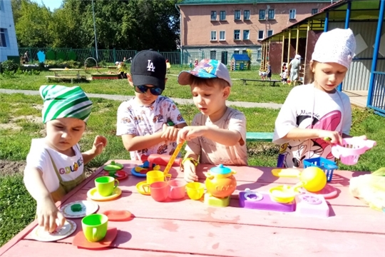 Повара готовят вкусный обед