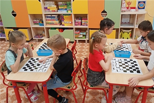 Играем в шашки и шахматы - развиваем смекалку