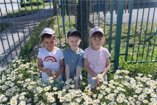 Юные экологи радуются результатам своих трудов
