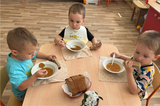 Малыши учатся кушать первые блюда