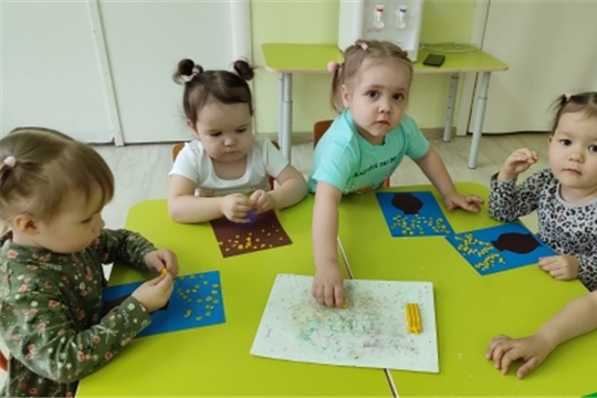 Веточка мимозы в вазе